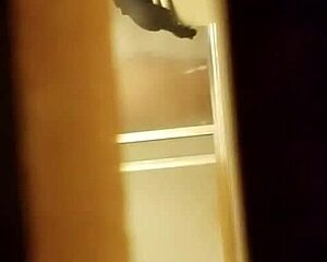 Espiando como se talla la panocha peluda