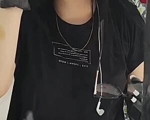 Young Colombian girlfriend shares her passion for Real Madrid with friends