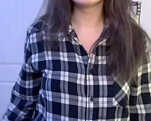 Big clit homemade brunette gets pumzied hard