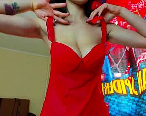 Η Mylaangel σε σφιχτά ρούχα πιέζει τα μεγάλα της στήθη και ρουφάει θηλές σκληρά