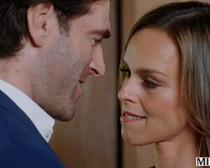 Milfy nezbedná Serenity jebe mladého študáka kým manžel sleduje v šoku