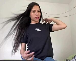 ese video muestra a una latina teen masturbandose sola con gemidos deliciosos