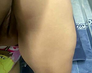 Madrastra Culona Milf Caught Peeing in Public Bathroom