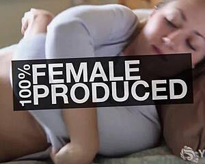 Yanks Babe Mercy West rubs herself wet and wild! So hot! 😜