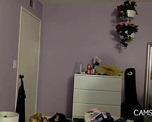 Lovesick American nymphomaniac performs solo webcam show for amateurs!