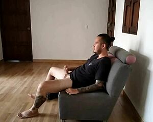 Encontré a mi sobrino masturbandome cuando salía del baño