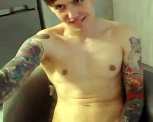 Watch me jerk off, says the hot twink Alex Terner on Chatroubate.