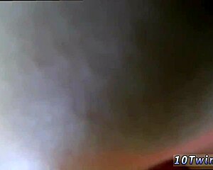 Joven 18+ se masturba viendo videos de sexo gay