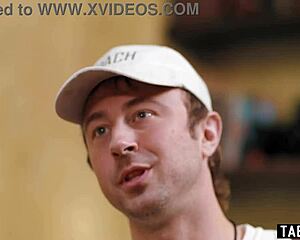 مدرب ينيك التشيرليديرز شرجيًا في الزي