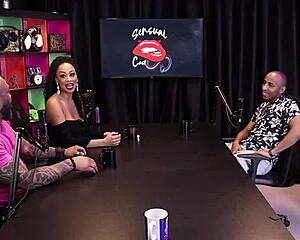 negra gostosa mede pau grande e faz boquete sensual 😘