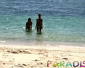 Tyhle dvojčata se svlékají donaha a nechají se vyprcat v venkovním bazénu. Čistá prázdninová realita část 2!