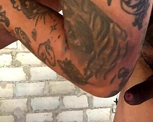 Tipper encantado con mi mujer me complace sin saber