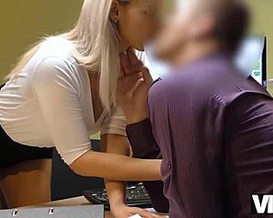 Vip4k mujer simpática necesita dinero pero el acreedor quiere follársela 😏