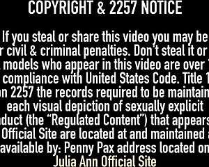 Nicki Hunter licks big pussy 😘