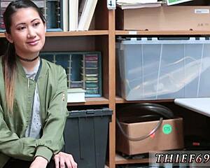 Suflet asiatic în timpul discuției poliției despre furt obișnuit