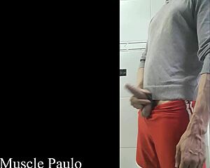 Gay muscle guy enjoys bareback sex to unwind