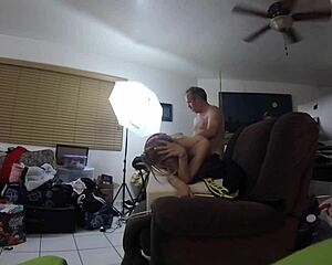 블론드 여자가 스팬덱스 입어