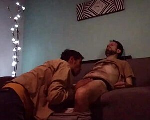 HACIENDO MASAJES Y SABOREANDO VERGA