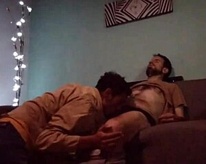 HACIENDO MASAJES Y SABOREANDO VERGA