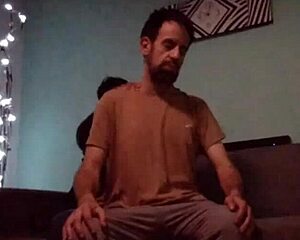 HACIENDO MASAJES Y SABOREANDO VERGA