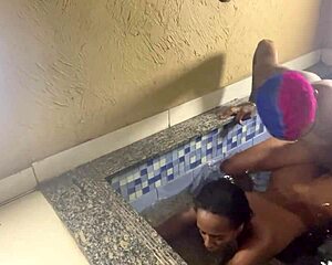 Putinha magrinha gosta de levar rola só no cozinho deixei o cozinho dela arrombadinho na piscina completo no red e no cher