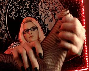 Wow, BBW Mistress Rubs Her Feet Loudly!