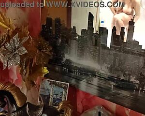 Hej, poglej mojo punco, kako jo ujamemo z izpostavljenimi joškami