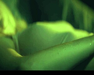 Tajemné stvoření rozdmýchává syrovou touhu u Lexi Lore a Melody Marks. Nemohou přestat s lesbickými nůžkami!