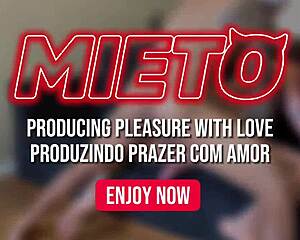 Orgasmo without hands! Watch this gay feet and ass play unfold!