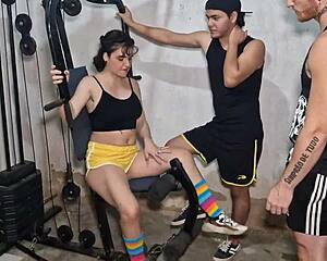 Treino Bom Na Academia – Sexo Bisexual Com Handjob E Bareback.