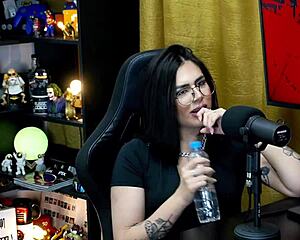 ruan flashed his dick to lary cubas. did she like the size, small or big in public?