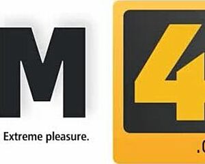 בחור חתיך מבשל בזמן שהאישה מלקקת לו את התחת