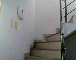 me traje una puta de la calle a mi casa y empiezo a besarla y a chuparle el coño en las escaleras 😘