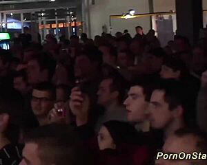 Seks lesbian sebenar di pentas awam dengan gerakan fleksibel