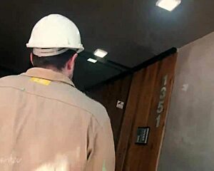 La vecina provoked the worker into wild anal sex and deepthroat! 😈