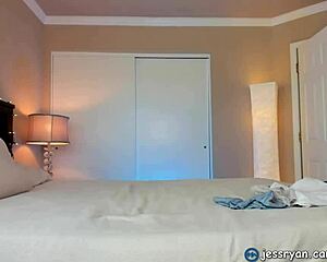 Milf Jess Ryan předvádí své divoké sex hračky!