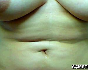 Křivá Latina tryská z těsné mokré kundy