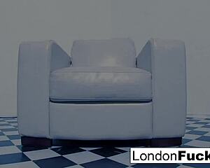 런던 키스가 흰 의자에서 섹시 빨간 란제리 포즈 취해