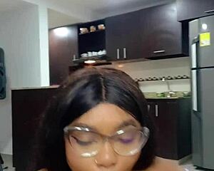 내 의붓자매가 티티 펑크가 얼마나 대단한지 보여줬어. 순수 쿠바 열기야!