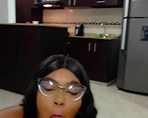 내 의붓자매가 티티 펑크가 얼마나 대단한지 보여줬어. 순수 쿠바 열기야!