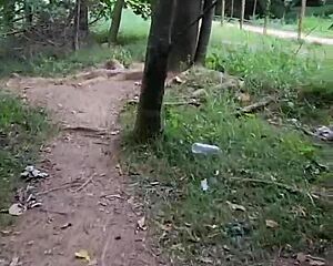 fomos pegos no flagra por desconhecidos na floresta, transa sem camisinha com todos 😱