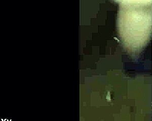 Домашна компилация на жена показва публично зеене на путка. Стара кучка се разтяга широко навън.