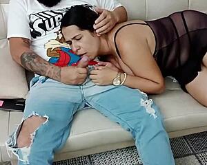 El masaje a mi madrastra se salio de control y termina chupandome la polla directo a su garganta