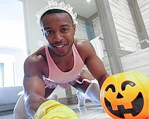 Maid's Cleaning Skills Earn Him A Nice Big Fat Tip