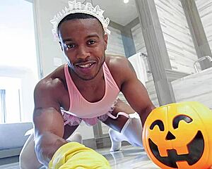 Maid's Cleaning Skills Earn Him A Nice Big Fat Tip