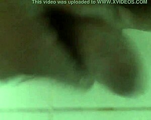 Pajeandome con mi consolador en la ducha