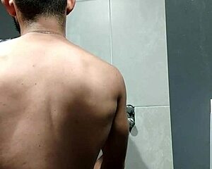 Muscle hunk gets his cock sucked in the gym