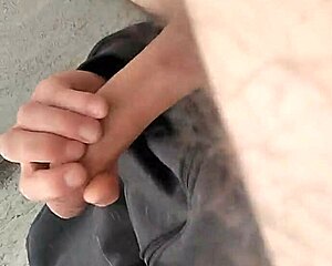 Ρισκάρω τα πάντα αυτοϊκανοποιούμενος έξω κοντά στον γείτονα