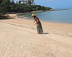 ВАУ! Мелькаю без трусов под длинным платьем на публичном пляже