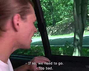 זונה שמנה מקבלת פרס זרע בפה בחוץ